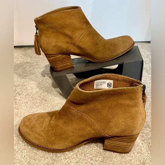 TOMS Tan suede ankle boots with tassels #ankleboots #suedeshoes - Picture 3 of 7